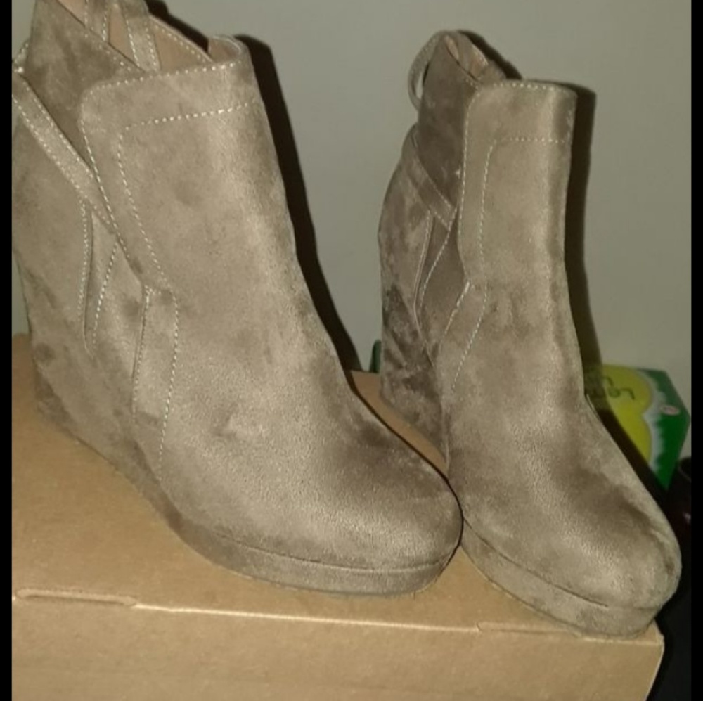 Tan Wedges